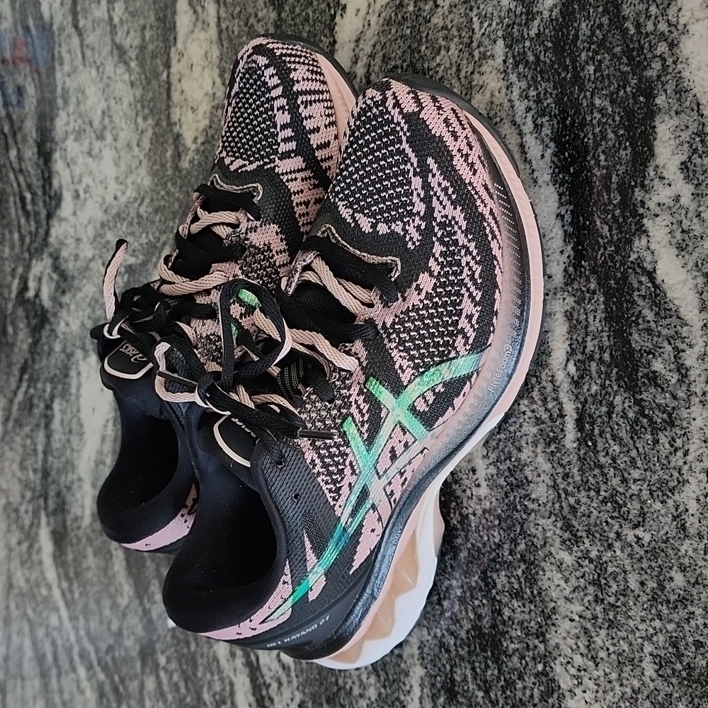 (8.5) ASICS Gel Kayano 27 Dynamic Runners Irradescent Teal Detailing